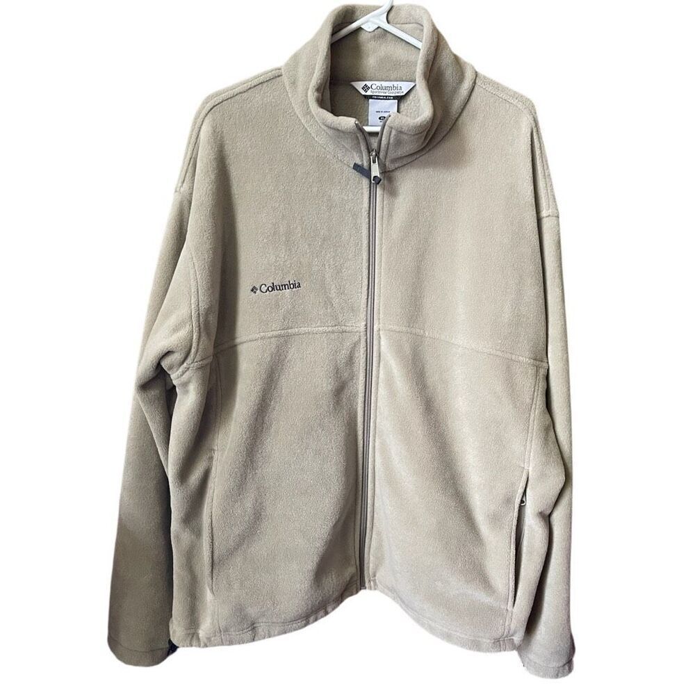 Men’s XL Columbia fleece jacket. Zippered pockets hiking outdoors.